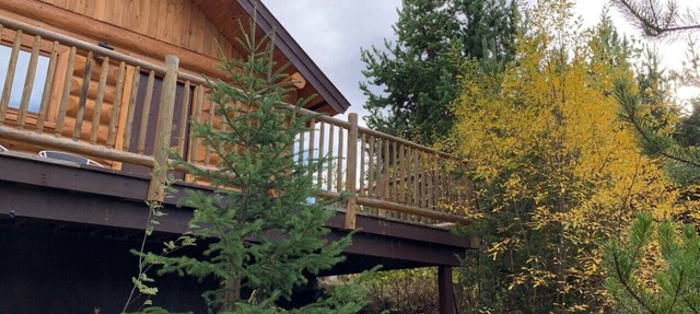 Cozy log cabin retreat with modern amenities in Logan Lake