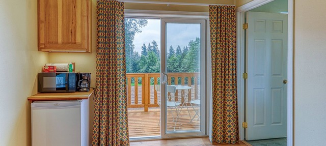 Cozy studio w/ a private entrance, free WiFi, Netflix, & furnished deck in Covington
