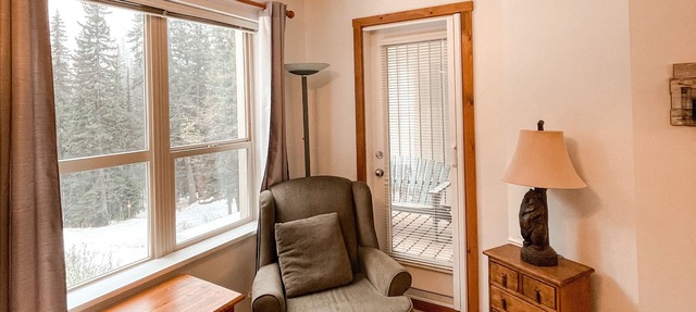 Creekside Condo 1 bedroom with Alcove - Easy Ski In/Out to Silver Queen Chair! in Silver Star Mountain