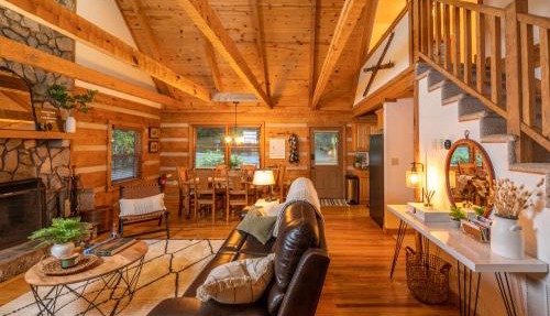 Creekside Cabin - Seven Devils,NC - Pet-Friendly, Close to Skiing & Hiking, and the Apline Coaster! in Seven Devils