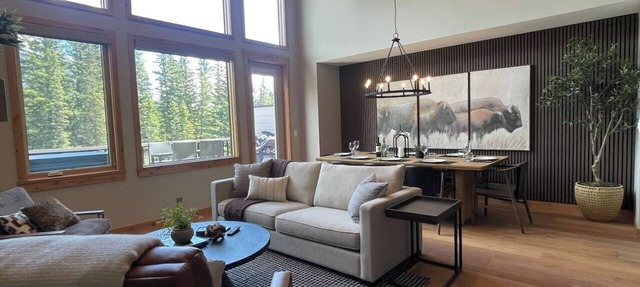 Creekside Villa | Luxury Townhouse | Hot Tub in Canmore