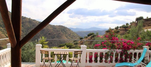 Delightful Studio 'Velez' w/Mountain Views, sleeps 2, in country holiday complex in Malaga