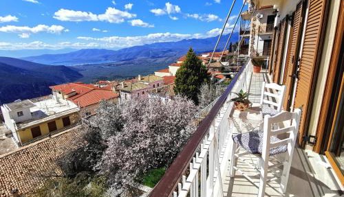 Delphic Horizons in Delphi