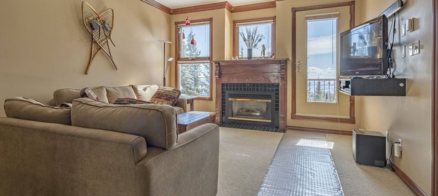 Deluxe Grandview Condo with High Ceilings, amazing views - Pet Friendly! in Silver Star Mountain