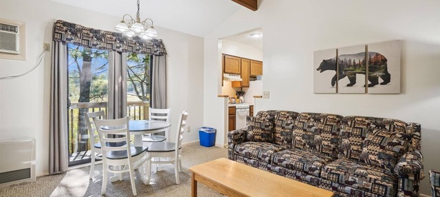 Deluxe Two Bedroom Suite on the 2nd floor with outdoor heated pool 20304 in Killington