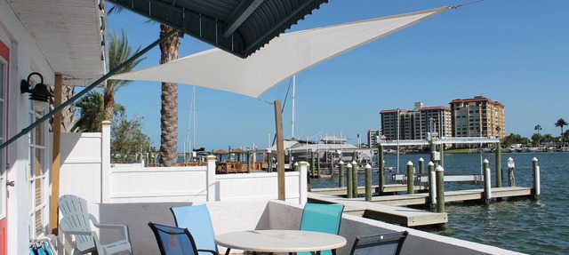DIRECT WATERFRONT 2BDRM Villa full kitchen, fish from porch in Clearwater