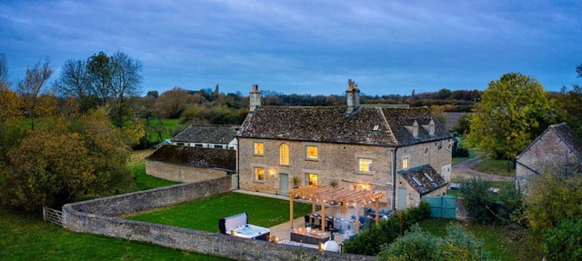 Dog friendly holiday home with a hot tub - Green Farm in Lechlade-on-Thames