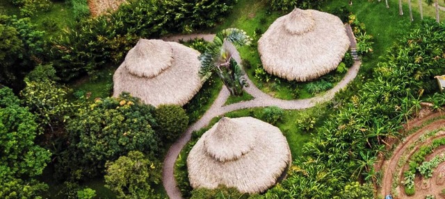 Eco-friendly structure, inspired by a Yarumo leaf, ideal for couples or friends. Surrounded by tropical nature, lakes, forest trails, birdlife, and peaceful vibes. in Restrepo