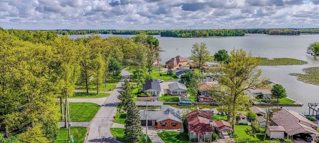 Enjoyable 2-bedroom house with boat dock across from Cranberrys. in Huntsville