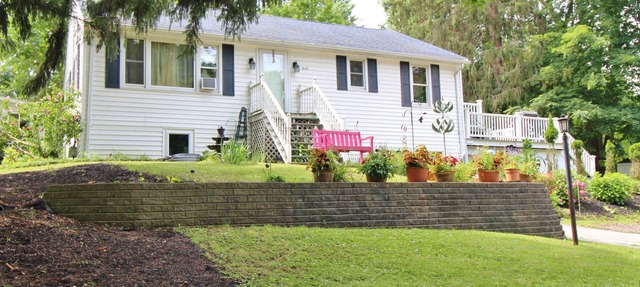Executive Style Private Upper Apartment Walk to Village Amenites in East Aurora
