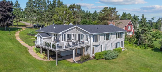 Executive Waterfront Home in Breadalbane