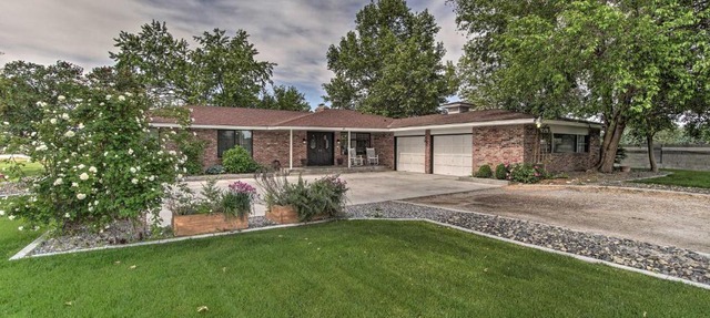Expansive Pasco Escape with Sauna Pets Welcome in Pasco