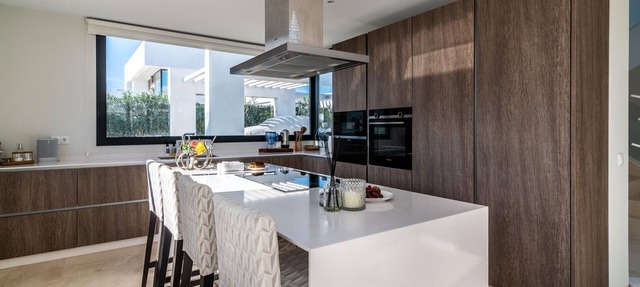 Extravagant 5-BDRM Villa - HEATED POOL & GYM in El Paraíso