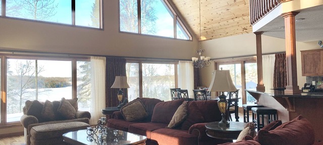 Fabulous Fall Getaway in the National Forest/ Hot Tub and Fireplace in Grand Rapids