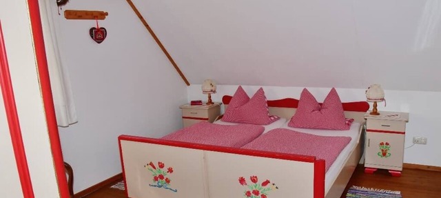 Family-friendly vacation home with 2 separate apartments. Bedrooms in Pullenreuth