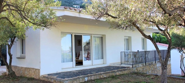 Family home with garden and sea view in Llançà in Llançà