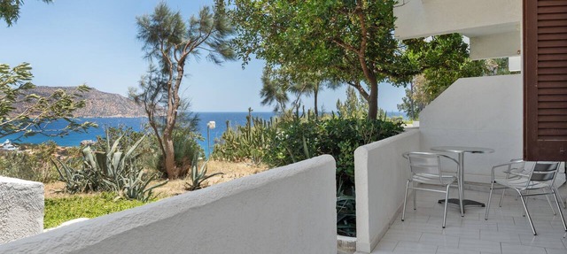 'Family Room with Separate Bedrooms' with Sea View and Shared Pool in Lakki