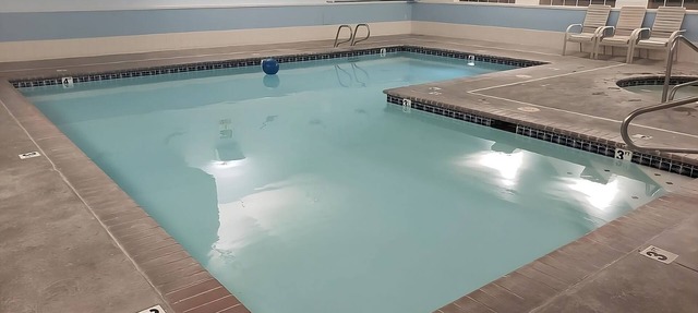 Fantastic View of Pullman! 2 Relaxing Rooms, Pool, Free Breakfast and Parking in Pullman