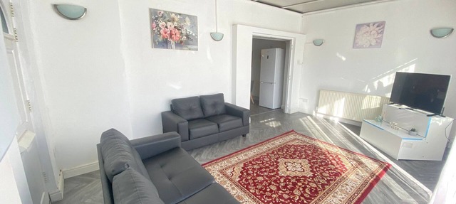 Few min to Rainham station In a nice 4 bedroom house Family sized condo in Rainham
