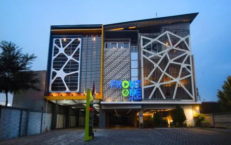 Front One Hotel Sragen in Sragen