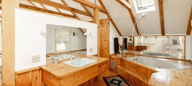 Funky abode with a fireplace place for a small family or artists- pet-friendly! in Durham