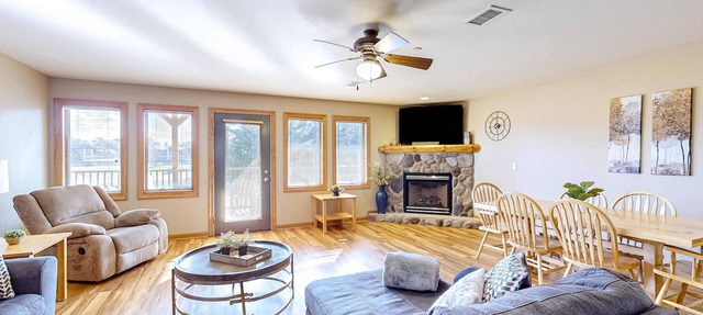 Golf course-front condo with pool, hot tub, dock, tennis, golf, & private beach in Arkdale