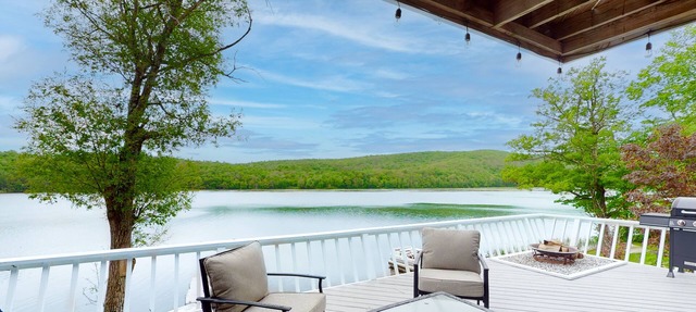 Gorgeous lakefront gem with private dock, deck, firepit, grill, fireplace & WiFi in Castleton