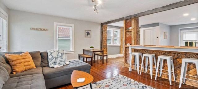 Great Value - 2 BDRM Sleeps 4 - Onsite parking! in Irondequoit