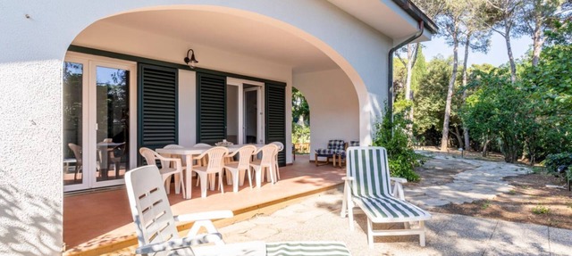 GuestHost - Charming villa of 105 sqm located on two levels, can accommodate up to 5 people. The property is located in Quercianella, surrounded by the green pine forest and the scents of the Mediterranean maquis. Just 800 meters from the sea!The propert in Quercianella