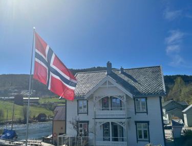 Handelsmannens hus ved Otnesbrygga, Valsøyfjord in Otnes