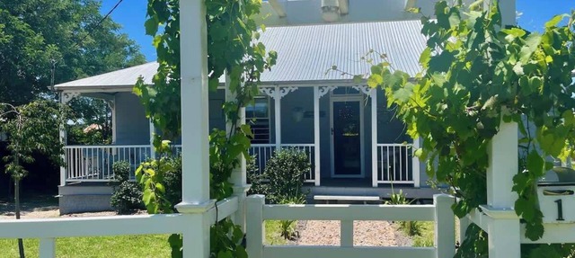 Heritage Cottage with Hot Tub & Two Bathrooms in Stanthorpe