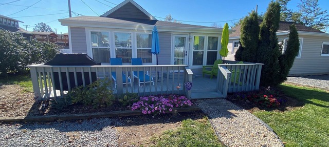 Historic Tiny Cottage just a short walk to the lake. Pet Friendly! in Russells Point