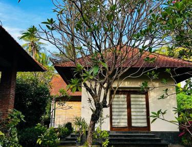 Homey Villa- 5 mins to the Beach at Bondalem Tejakula in Julah