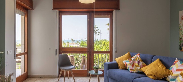 House with beachfront garden 5 minutes from the Valley of the Temples. in San Leone