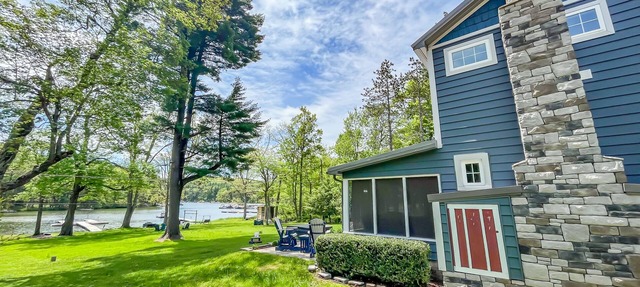 Iconic Lakefront Cottage with Hot Tub and Dock! Pet friendly in Swanton