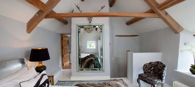 Idyllic Cotswolds Cottage in Secluded Riverside Setting in unspoilt Winson in Cirencester