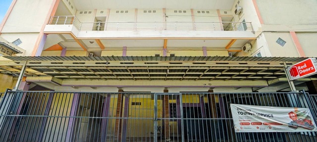 Inviting Standard DBL Stay w/WiFi Parking Access in Surabaya