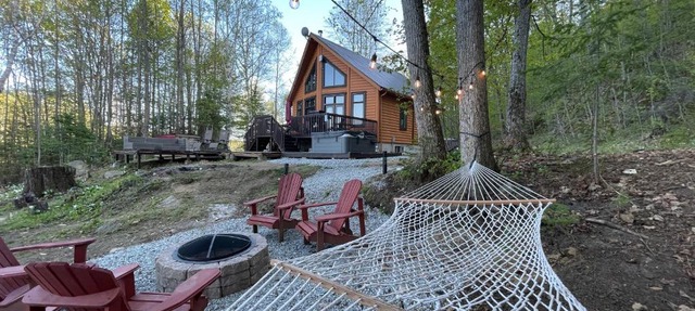 Joy's Chalet - Hottub, Lake, & Cottage in Val-des-Bois