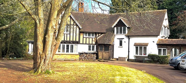 Just a short walk from the Historic Warwick Castle with Pool and Hot Tub in Warwick