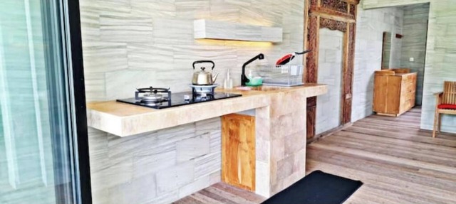 KAMAR MERAH. Comfortable 1BR Beachfront Apartment With AC, Pool & Kitchenette. in Tegallengah