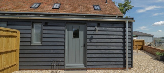 KINGFISHER, 2 THE OLD STABLES, pet friendly, with a garden in Witney in Witney