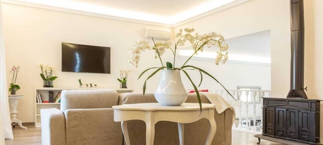 La Camelia Bianca, independent villa with garden and outdoor hot tub in Roma