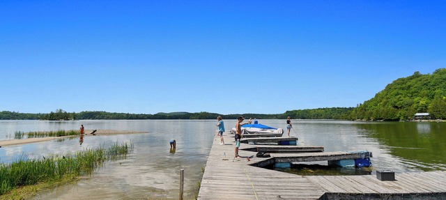Lac Heney 3BR w/Boat Launch Fishing-Friendly Cozy & Updated in Gracefield
