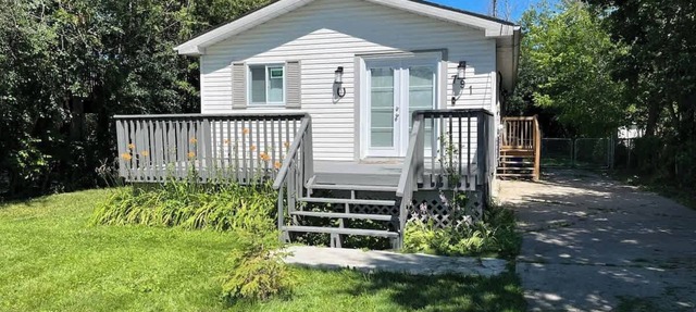 Lake Simcoe Beach Oasis with Backyard and Firepit in Willow Beach
