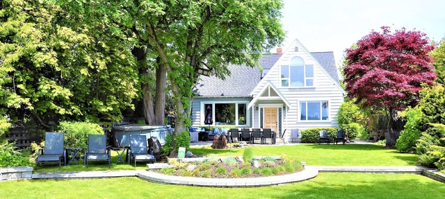 LAKEFRONT HOME! 4 Bedrooms - A Short Walk to Downtown Kelowna in Kelowna