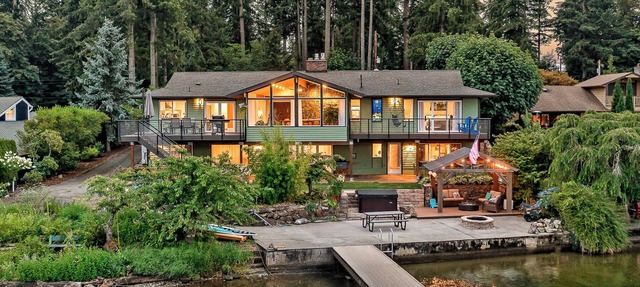 Lakefront Home with Hot Tub, Kayaks, Fire Pit, & Breakfast Included in Black Diamond