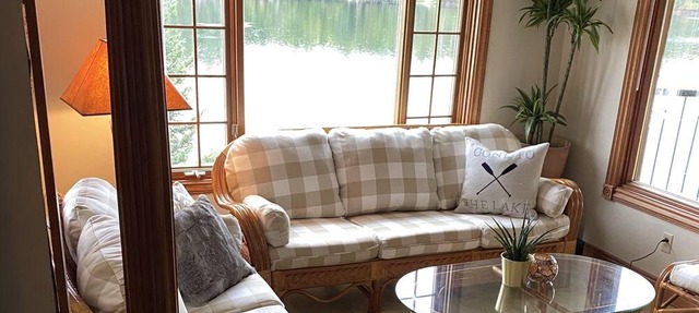 Lakefront Pineview Chalet + Spa on Lac Orignal in Gracefield