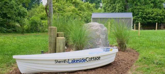 Lakeside Family Cottage - Walk To Lake & Marina, Grill + Firestone, Private Deck! 20% OFF DISCOUNT! in Lake Norman of Catawba