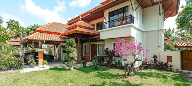 Lakeview 4BR villa 4 minutes to Bangtao, Layan Beach with Laguna Golf course in Choeng Thale