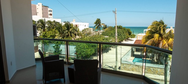 Large Villa private pool, 1 block from the beach in Progreso